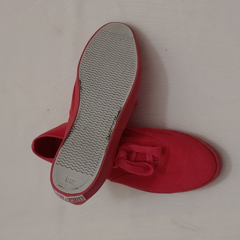 Together Women's Size 7B Classic Sneaker